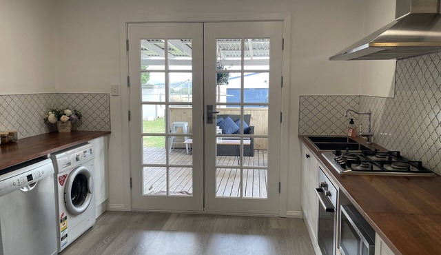 Hampton Lodge Oberon - luxury country home with fireplace and bathtub