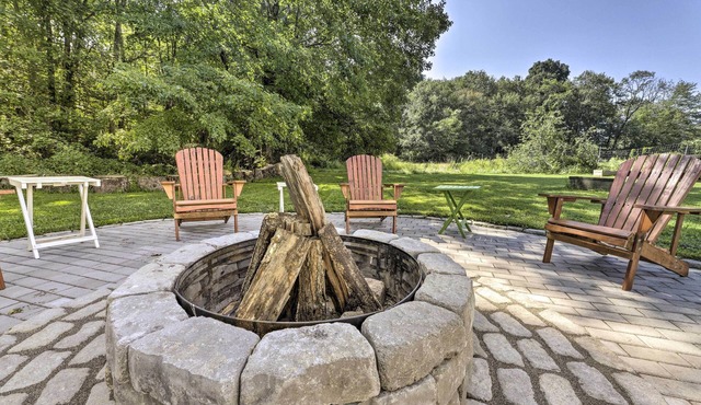 Hampton 'quiet Corner Cottage' w/Fireplace & Yard