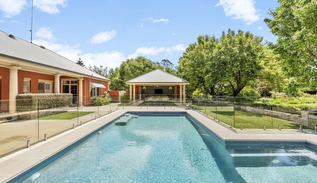 Hampton's Cottage with a Pool Close To Sydney