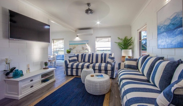 Hampton's Style by the water