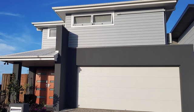 Hampton Style 2 story home sleeps up to 9 people