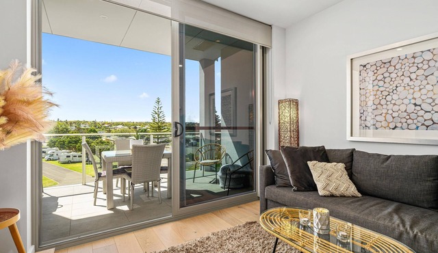 Hamptons by the Beach ~ Moana - Brand New 2 Bed Coastal Apartment 50m from the Sea