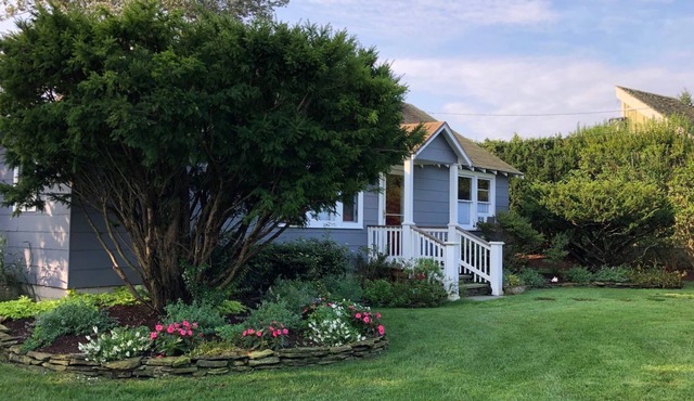 Hamptons Charming Cottage off Peconic Bay -Oct to May