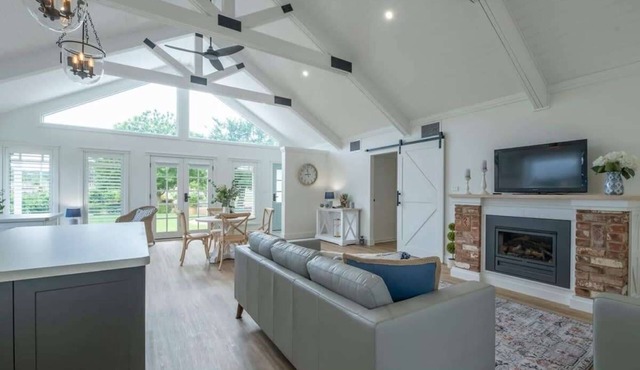 Hamptons Cottage - Refined Living, Light-Filled