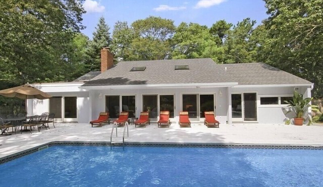 Hamptons Getaway With Heated Pool, Har Tru Tennis, Built -in Grill, Bike Shed