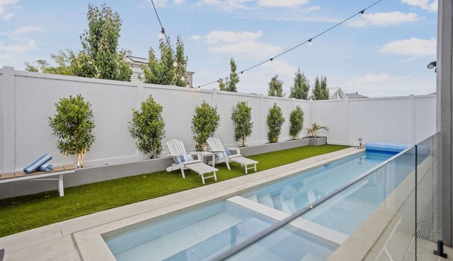 Hamptons in Torquay - 5 bath, Pool, Spa & Theatre!