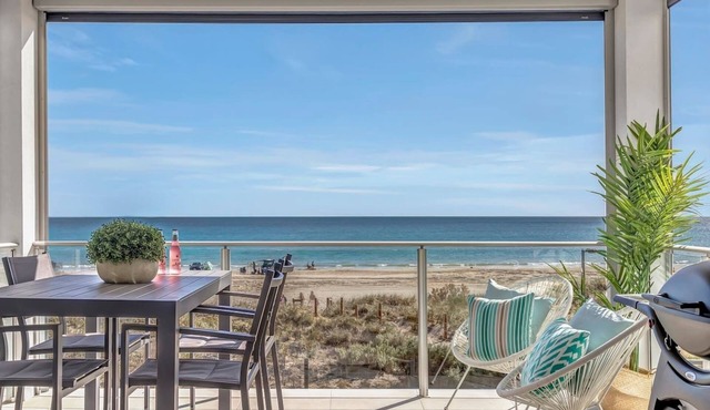 Hamptons inspired Waterfront Living on Moana Beach