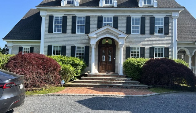 Hamptons Oasis 7Bed/7.5 Bath w Pool, Hot Tub and Tennis