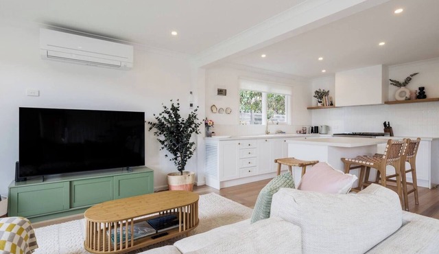 Hamptons on Heales Classic Beach House Charm