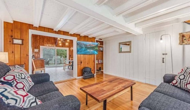 Hamptons renovated 1840 farm house w/heated pool