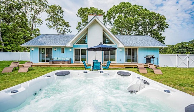 Hamptons retreat w/ hot tub + loft only minutes to the beach