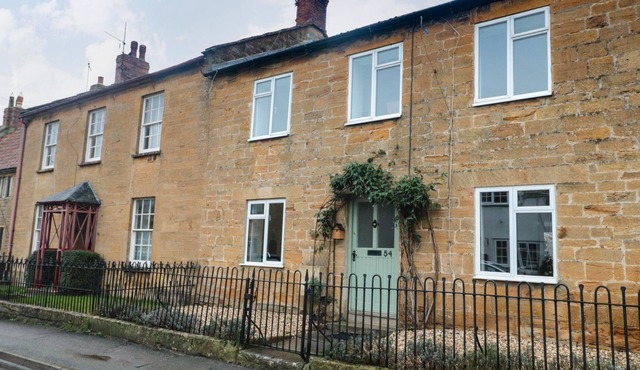 HAMSTONE COTTAGE, pet friendly, character holiday cottage in Martock