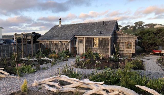 Handbuilt Beach Cottage on the South Jetty Estuary
