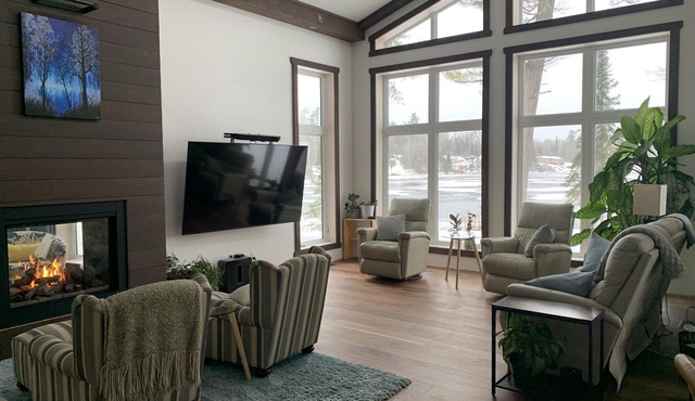Handicap-accessible Lakefront retreat for the whole family. Enjoy Lake Life!