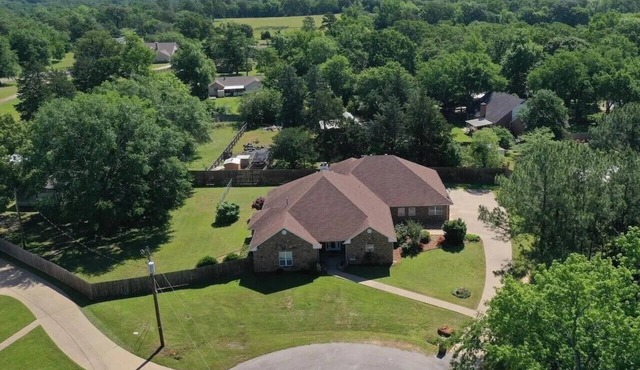 Handicap accessible 3-bedroom house with Heated Indoor Pool and WiFi in Troup TX