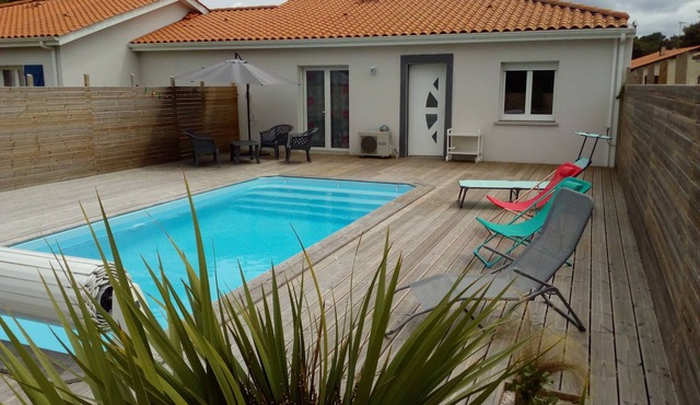 Handicap-accessible cottage with private heated pool