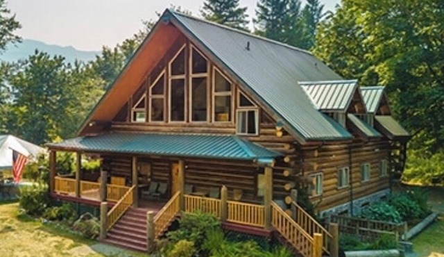 Handsome 10-bedroom, 10-ensuite bathroom Private Mountain Lodge sleeps 28+