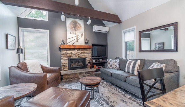 "Haney Hideaway"- Warm & Welcoming Peek N Peak Condo — Close to Lift 8 Sleeps 10