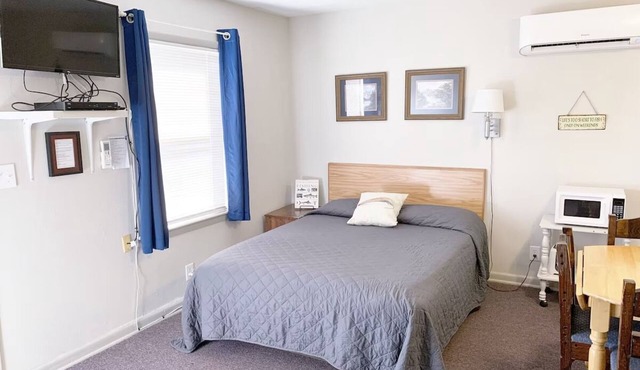 Hang out at the pool-Cabin 4