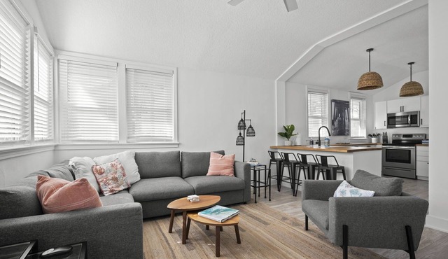 Hang With the Locals at the SURF PARK House! 3 blocks to the Beach, Pet friendly