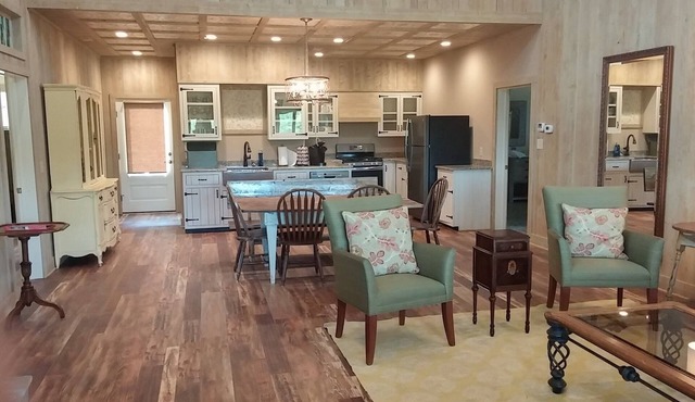 Hanging Rock Cabin at Luna's Trail