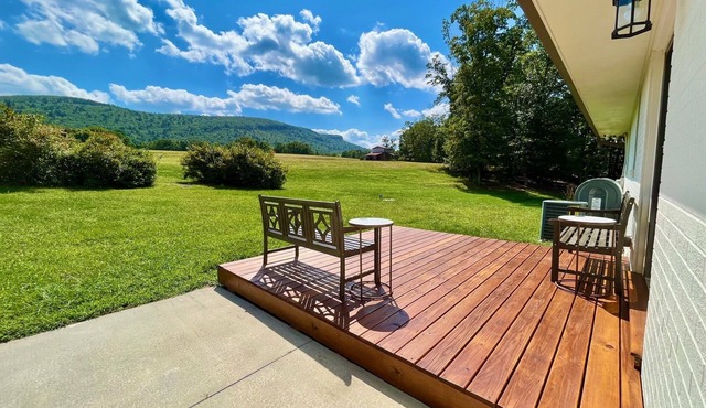 Hanging Rock in the Backyard! Renovated Cottage 1 minute to park entrance