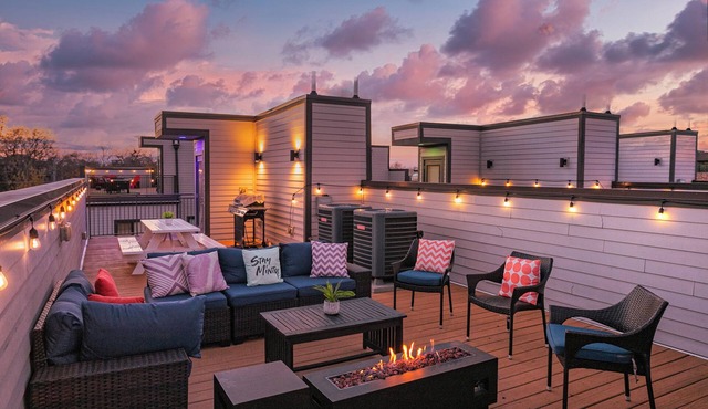 Hangout Suite 🎧❤️ on the Roof w/Skyline Views 🌇- ECH3