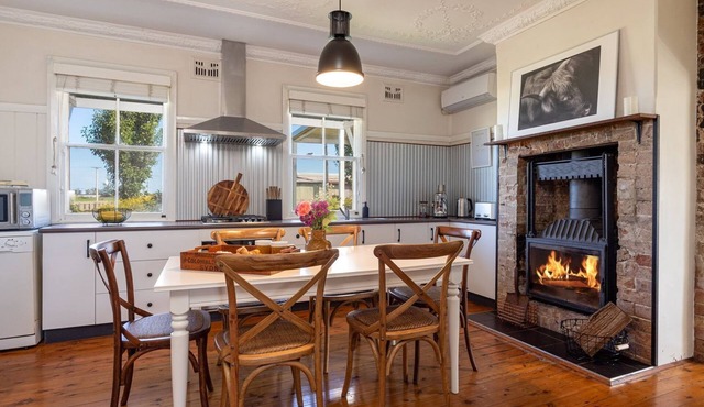 Hanigan's Cottage Connect with the country