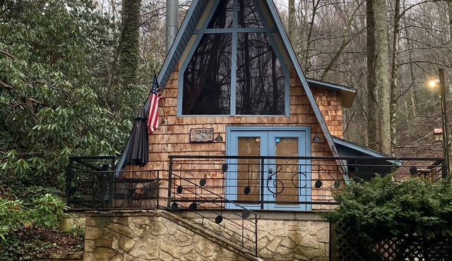 Hank Williams Cabin 2 Bedrooms, 2 Baths, Wi-fi, Must See Chalet, Great location