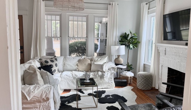 Hanks Farm 🖤- Sleeps 5, 1930s farm 1.5 acres ,Charming Cozy ,Events, Pets ok