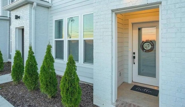 "Hanks Hangout"-Modern 2/2.5 Bath/Rooftop Deck