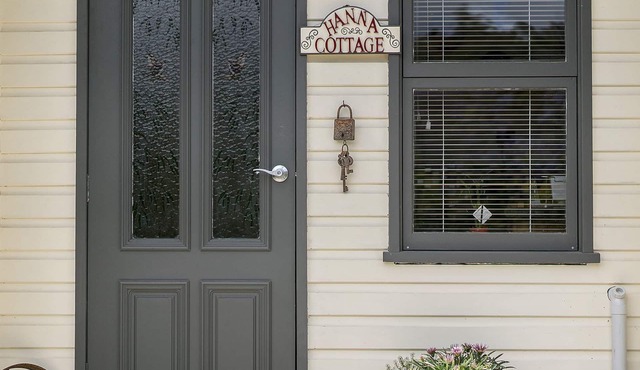 Hanna Cottage at Cavanough House Private secluded valley native birdsong romance