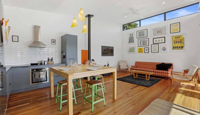 Hannah's Bay Hideaway | Modern & Funky by the Lake