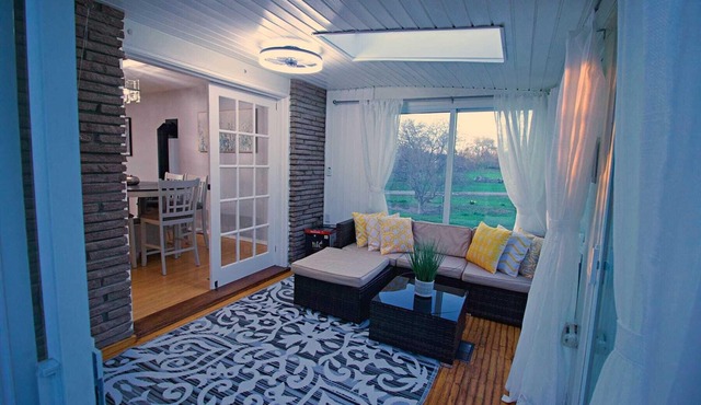 Hannah's Paradise! Quaint family gathering home with hot tub & large space