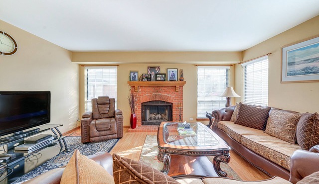 Hanover Park Townhome w/Grill: 36 Mi to Chicago!