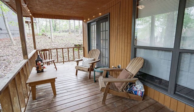 `Hansel`: Spacious Cabin w/Views, Greenery, Deck!