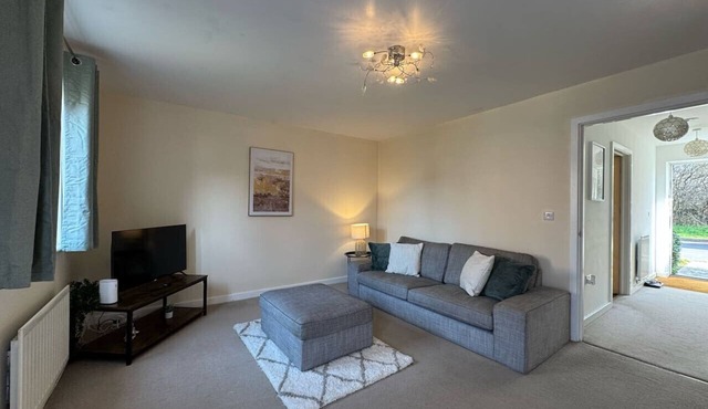 Hanwell House SN25 Long Stays Sleep 5 Free Parking