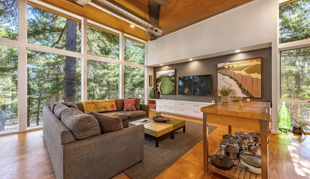 Happenstance Vineyards - Experience Luxury at Happenstance Vineyards in Mosier, 2 King Rooms