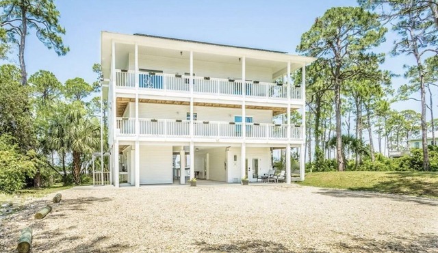 Happiness Bay: Saint George Island Waterfront Luxury