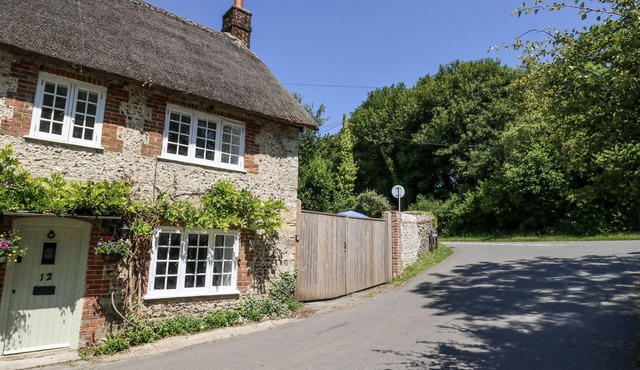 HAPPINESS COTTAGE, pet friendly, with a garden in Piddlehinton