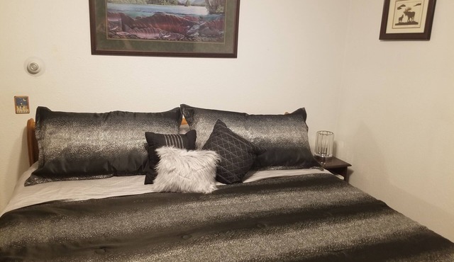 Happy Bear Cozy Bungalow with Large Back Yard close to Anchorage Wasillan
