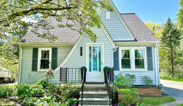 Happy Bungalow. Cozy Historic Charmer- Walk to Town, Parks and Trails!