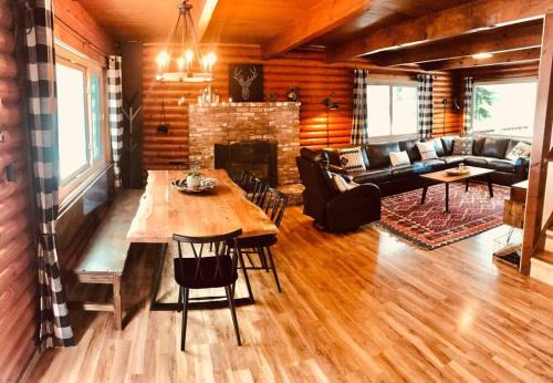 Happy Cabin Near Snow and Lake with Hot Tub, Dogs OK