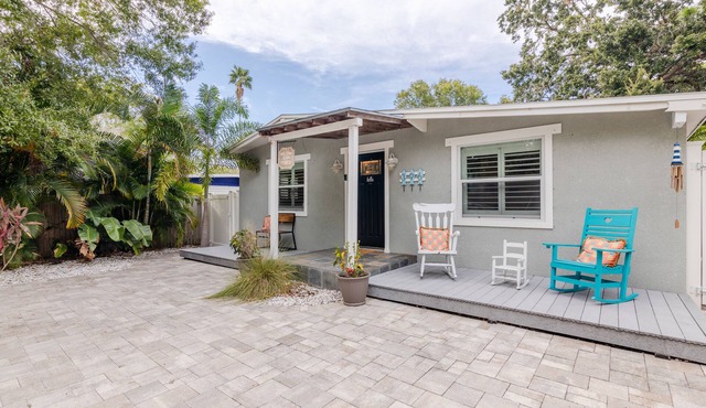 Happy Camper Cottage - Cozy Oasis with Outdoor Hot Tub