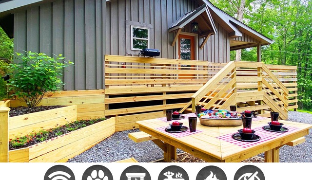 Happy Camper: Pet Friendly, Free Attraction Tickets, Hot Tub & Secluded