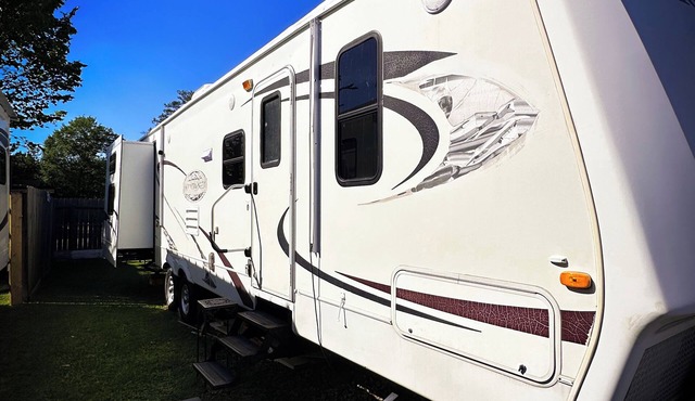 Happy Campers RV Stay Private Yard Sleeps 4-6