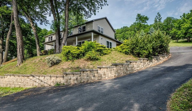 Happy Daze, lake home on Keuka Lake with EV charger, sleeps 10