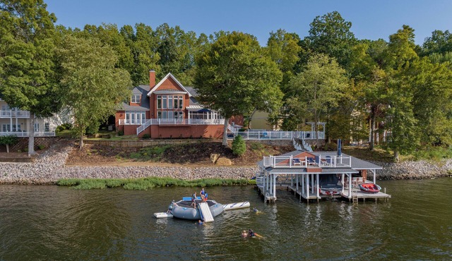 "HAPPY GO LAKEY": Endless Views, Pool, Expansive Deck, Jump Platform, Water Toys