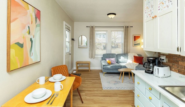 Happy Happy Guest House 1bd/1ba in Quiet yet Popular Neighborhood