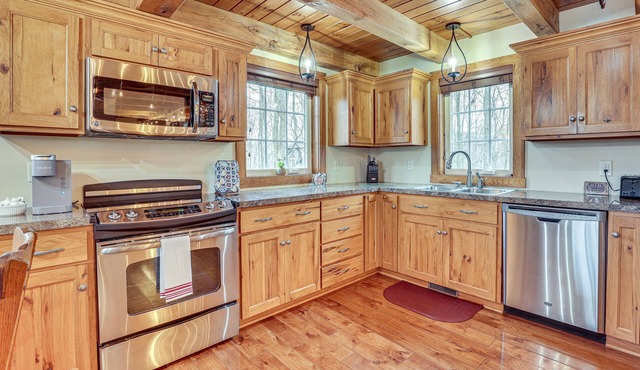 'Happy Haven Hill' Cabin w/Patio & Fire Pit!